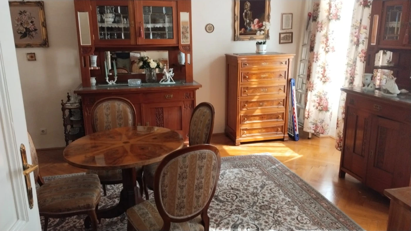 Antikhandel in Linz – stimmungsvolle Szene mit historischen Objekten