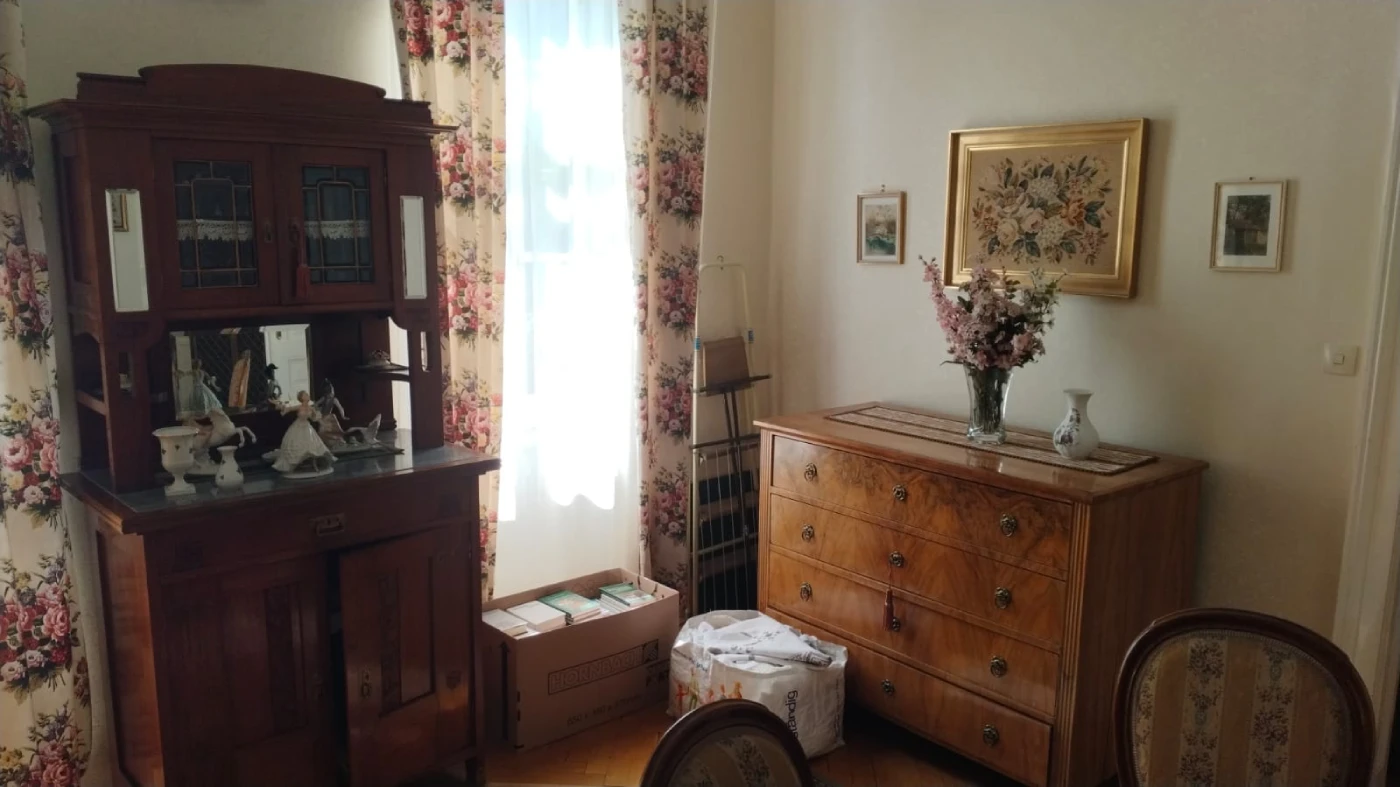 Antike Möbel in Linz – Kommode, Vitrine und Sessel in klassischem Ambiente