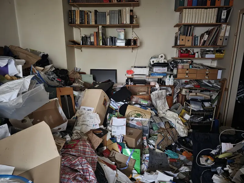 Messie-Entrümpelung Linz – Büro vor dem Einsatz Vollgestelltes Büro mit Regalen voller Ordner und Bücher vor einer Messie-Entrümpelung in Linz